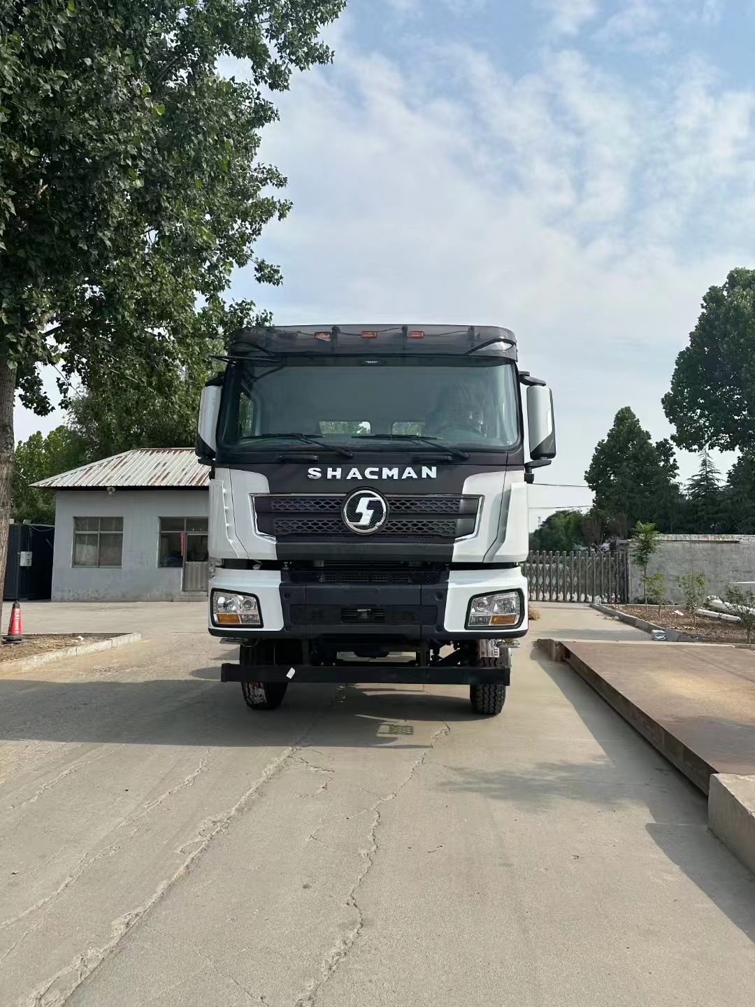 Eksportige uusi autosid oma koju Shaanxi Automobile Delonghi x3000-8x4 National V, terasesild, manuaalkäigukast, suurt kasti saab kohandada, kõige 🔥 mudel Kesk-Aasias ja Venemaal